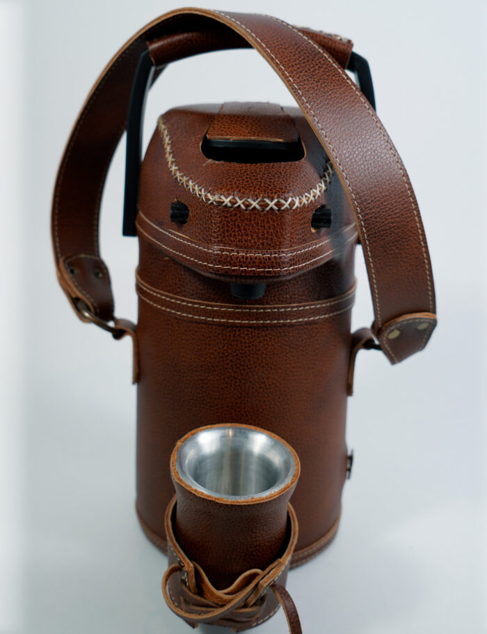 Termo Inox 1.9 Forrado Completo En Cuero Color Marrón Crispado