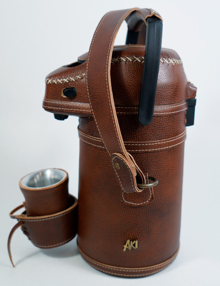 Termo Inox 1.9 Forrado Completo En Cuero Color Marrón Crispado