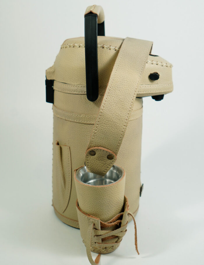 Termo Inox 1.9 Forrado Completo En Cuero Marrón Japones Claro Con Karaguata
