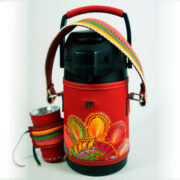 Termo Inox 1.9 En Cuero Rojo Graneado Con Faja Y Ñanduti