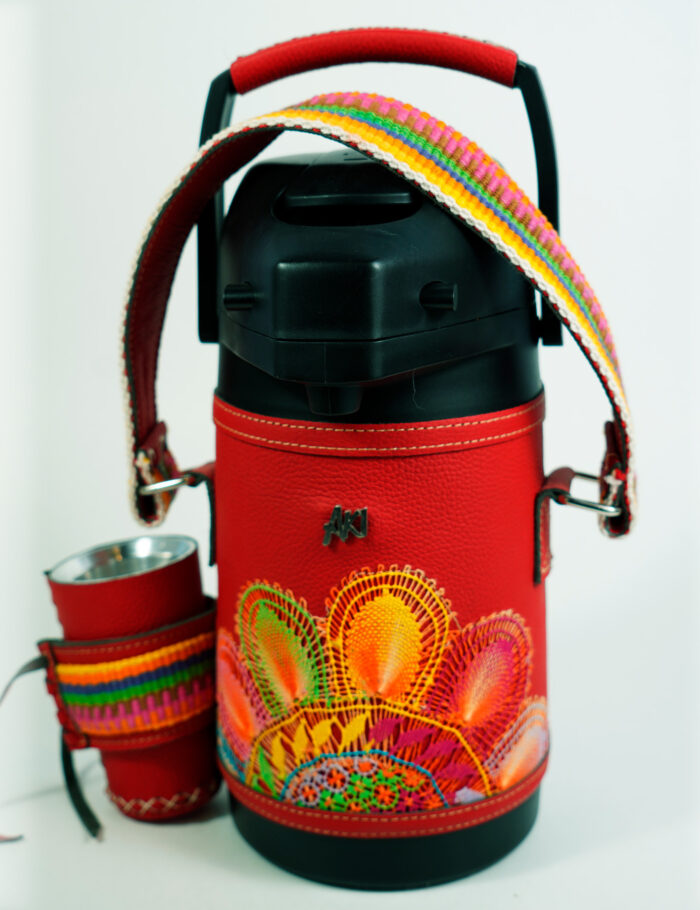 Termo Inox 1.9 En Cuero Rojo Graneado Con Faja Y Ñanduti