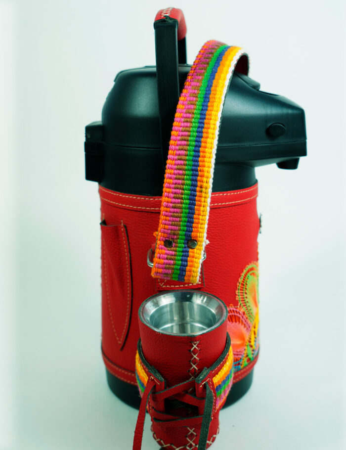 Termo Inox 1.9 En Cuero Rojo Graneado Con Faja Y Ñanduti