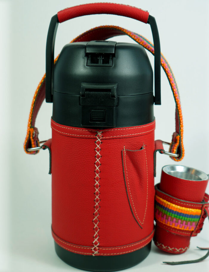 Termo Inox 1.9 En Cuero Rojo Graneado Con Faja Y Ñanduti