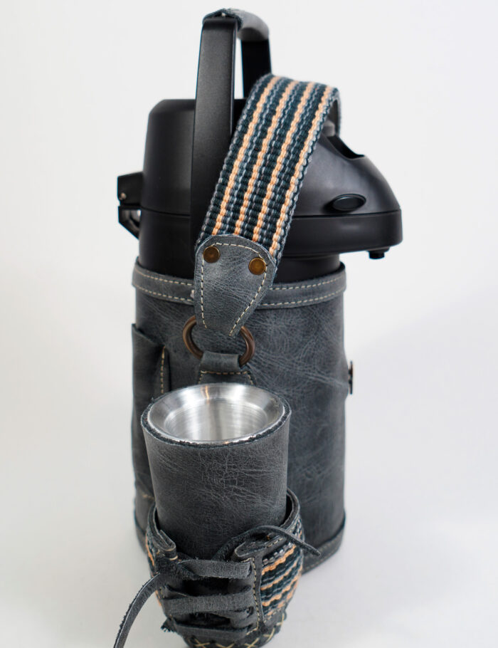 Termo Inox 1.3 En Cuero Negro Gastado Con Faja