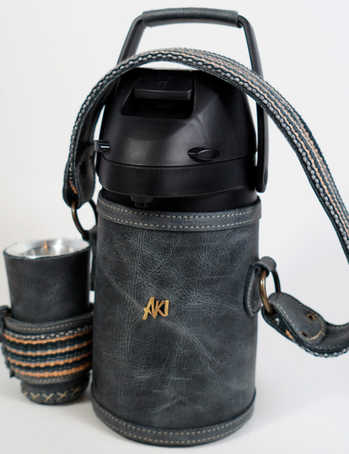 Termo Inox 1.3 En Cuero Negro Gastado Con Faja