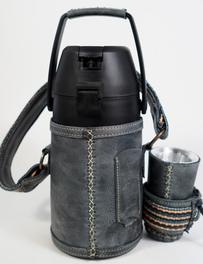 Termo Inox 1.3 En Cuero Negro Gastado Con Faja