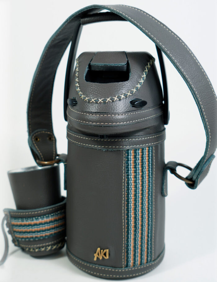 Termo Inox 1.3 Forrado Completo En Cuero Gris Graneado Con Faja Termo Inox 1.3 Forrado Completo En Cuero Gris Graneado Con Faja