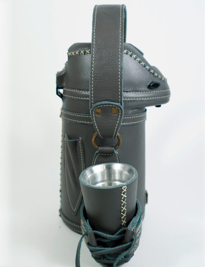 Termo Inox 1.3 Forrado Completo En Cuero Gris Graneado Con Faja Termo Inox 1.3 Forrado Completo En Cuero Gris Graneado Con Faja