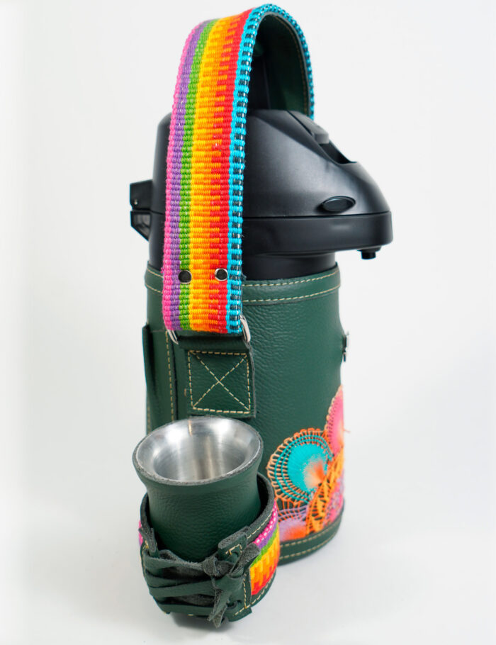 Termo Inox 1.3 En Cuero Verde Mate Con Faja Y Ñanduti Termo Inox 1.3 En Cuero Verde Mate Con Faja Y Ñanduti