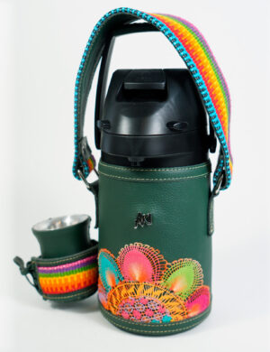 Termo Inox 1.3 En Cuero Verde Mate Con Faja Y Ñanduti