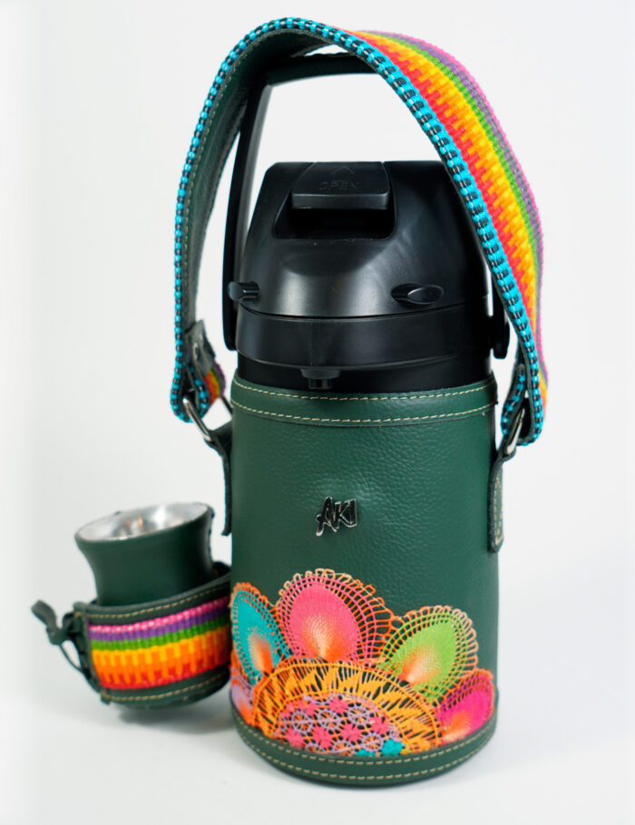 Termo Inox 1.3 En Cuero Verde Mate Con Faja Y Ñanduti Termo Inox 1.3 En Cuero Verde Mate Con Faja Y Ñanduti