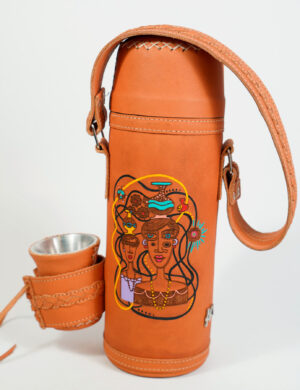 Termo Mate AltoTermolar En Cuero Crudo Con Arte Pintado A Mano Y Trenzas