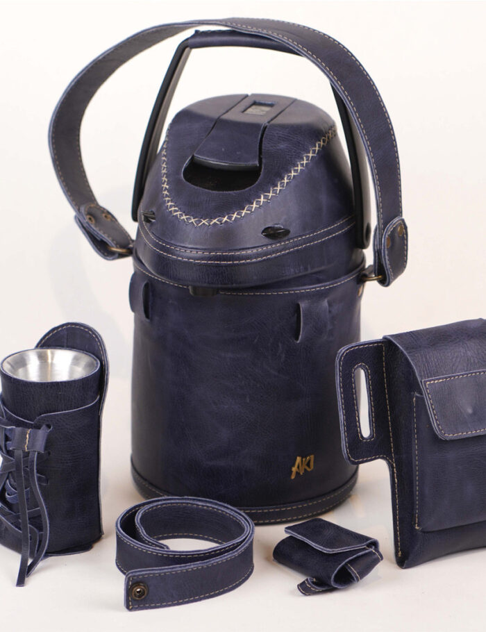 Termo Inox 2.5 Forrado Completo En Cuero Azul Gastado Con Bolsillos y Porta Accesorios