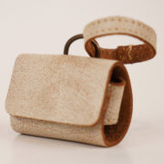Termo Inox 2.5 Forrado Completo En Cuero Beige Quebrado Con Bolsillos y Porta Accesorios