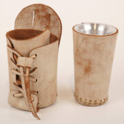 Termo Inox 2.5 Forrado Completo En Cuero Beige Quebrado Con Bolsillos y Porta Accesorios