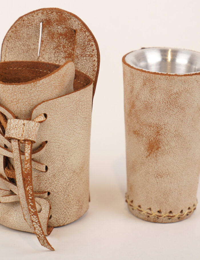 Termo Inox 2.5 Forrado Completo En Cuero Beige Quebrado Con Bolsillos y Porta Accesorios