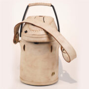 Termo Inox 2.5 Forrado Completo En Cuero Beige Quebrado Con Bolsillos y Porta Accesorios