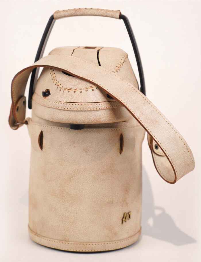 Termo Inox 2.5 Forrado Completo En Cuero Beige Quebrado Con Bolsillos y Porta Accesorios