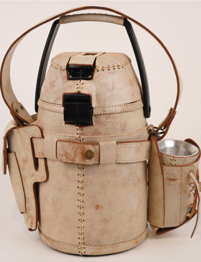 Termo Inox 2.5 Forrado Completo En Cuero Beige Quebrado Con Bolsillos y Porta Accesorios