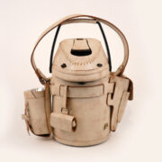 Termo Inox 2.5 Forrado Completo En Cuero Beige Quebrado Con Bolsillos y Porta Accesorios