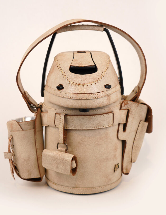 Termo Inox 2.5 Forrado Completo En Cuero Beige Quebrado Con Bolsillos y Porta Accesorios