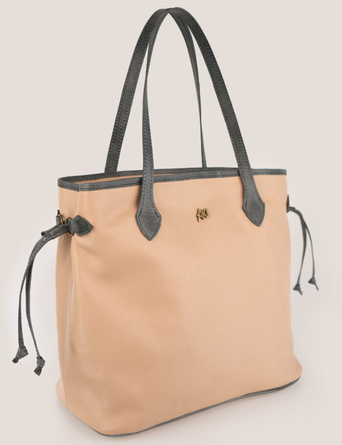 Cartera Allegra En Cuero Beige Brilloso Combinado Con Gris Gastado