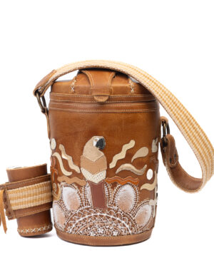 Termo Tereré Termolar forrado en cuero marrón con arte, faja y ñandutí