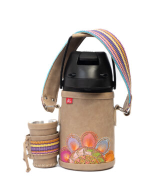 Termo Inox 1.3 L Tereré o Mate forrado en simil-cuero beige con faja y ñanduti