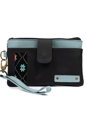 Porta pasaportes color negro y celeste con cierre y broche con detalle artesanal de ao po'i