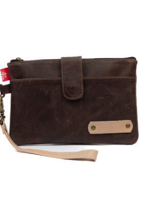 Porta pasaportes color marrón y beige con cierre y broche sin detalle artesanal